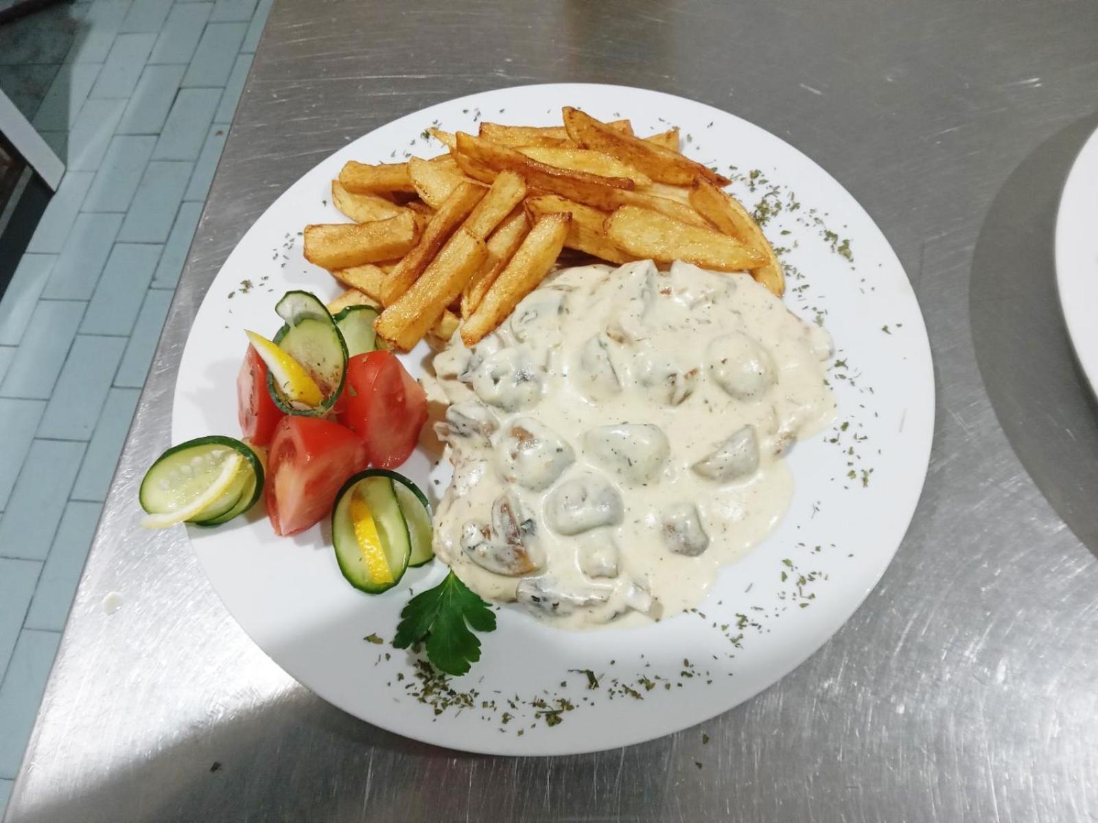 Restaurant & Apartments Jug Sutomore Ngoại thất bức ảnh