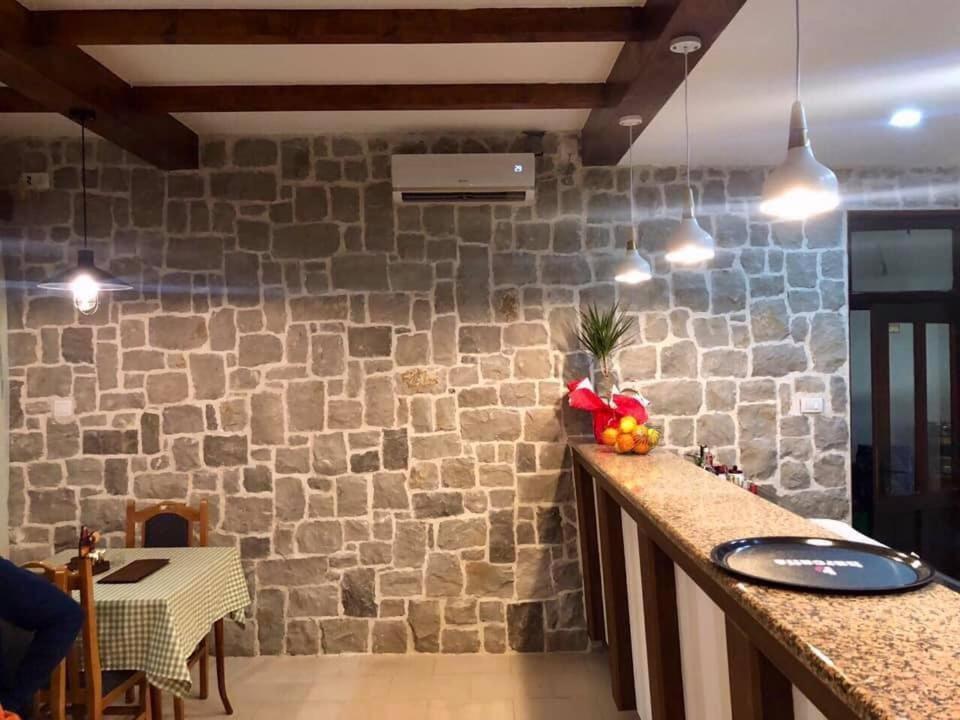 Restaurant & Apartments Jug Sutomore Ngoại thất bức ảnh